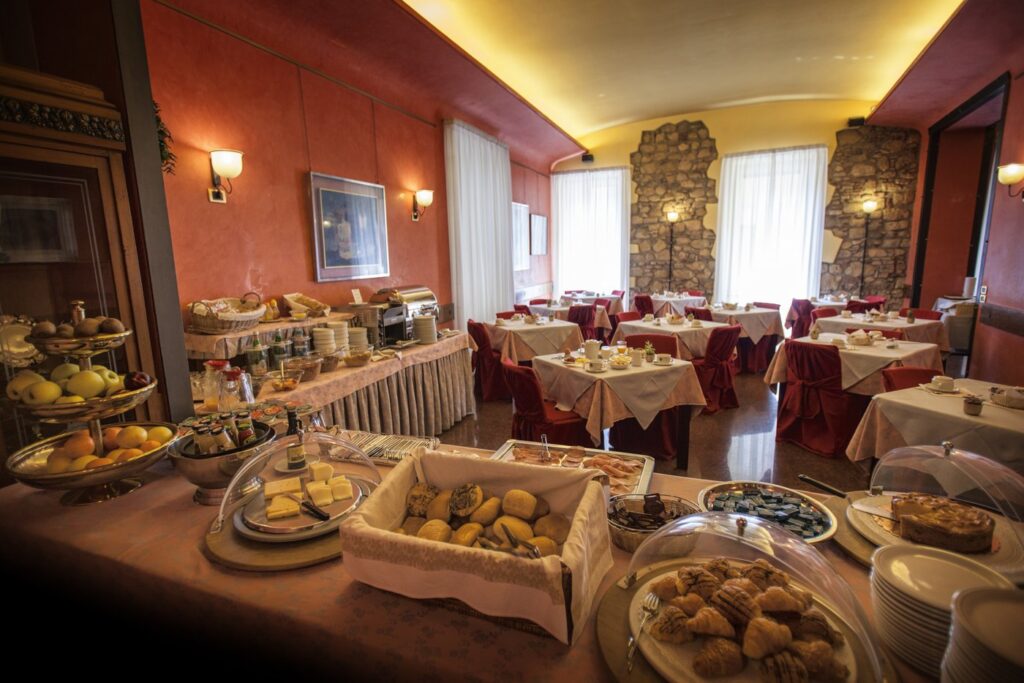 http://A%204-star%20breakfast%20at%20the%20Colomba%20d'Oro%20Hotel